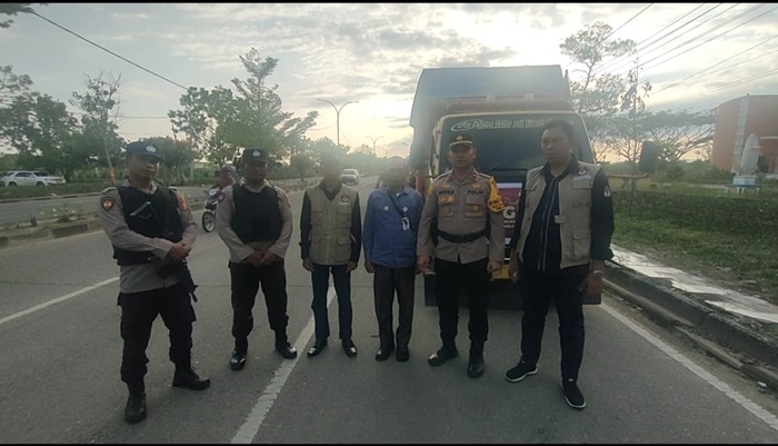 Polsek Simpang Kanan Kawal Pendistribusian Logistik Pemilu 2024 Dari KPU Rohil Ke PPK